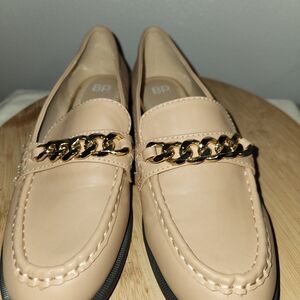 Women's Tan Loafers with Gold Chain. sz 9